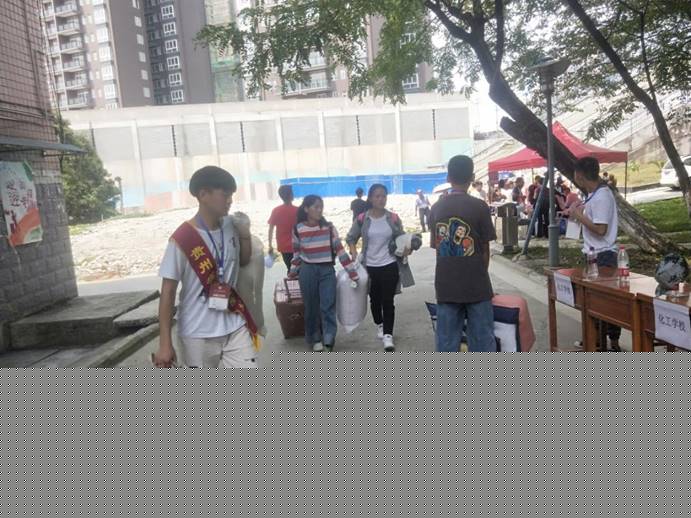 接过行李 我们就是一家人